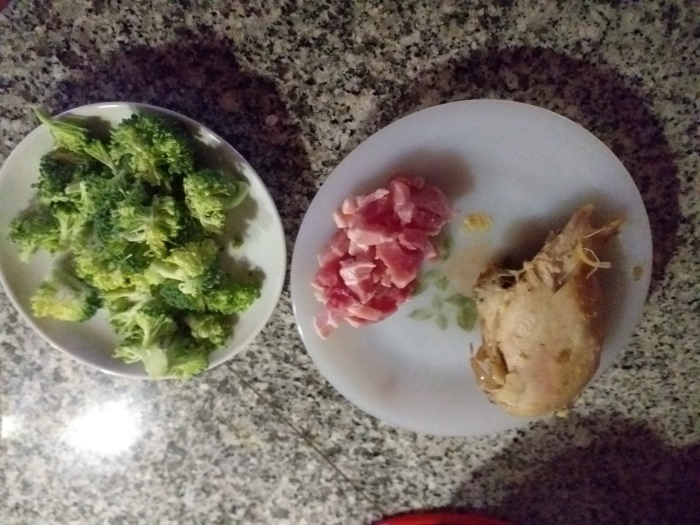 Reaproveitamento das sobras de frango e de brócolos do jantar.